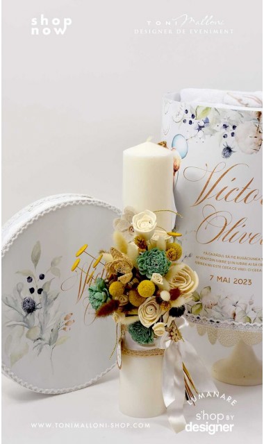 Lumanare botez scurta stalp decorata cu flori uscate si eticheta personalizata 3